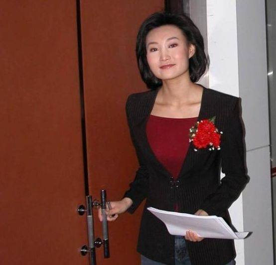 原创央视美女主持李梓萌露出素颜身高174长腿惹人羡慕台下似少女