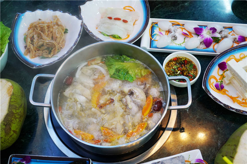 冬天来三亚旅游,推荐三亚湾必吃的椰子鸡火锅,三个椰子一锅汤
