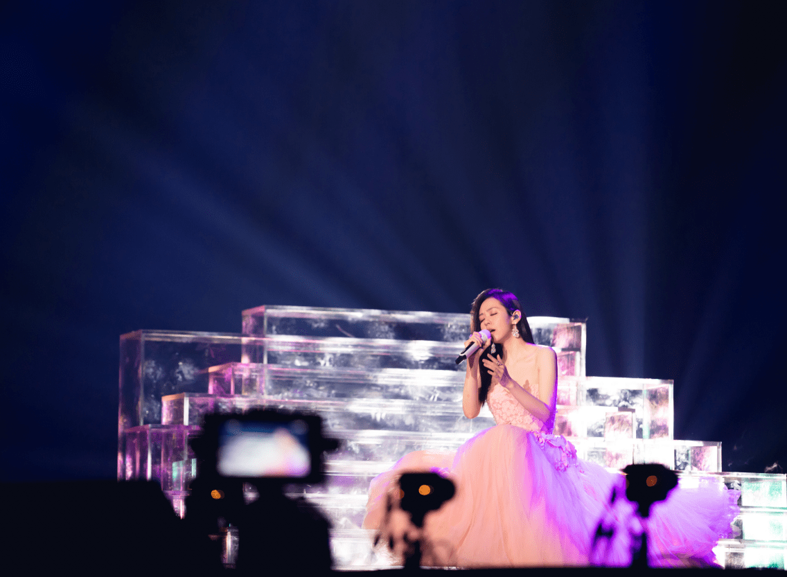 张靓颖现场演唱终于等到你 deeeb0627947485596dc78fe1fe8ea0a.png