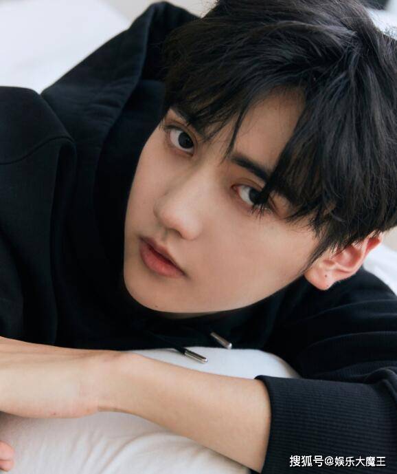 焉栩嘉曾在付费官咖发自拍，疑女友入镜，粉丝