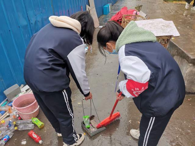 简阳职高学生志愿者开展义务打扫卫生活动-搜狐大视野