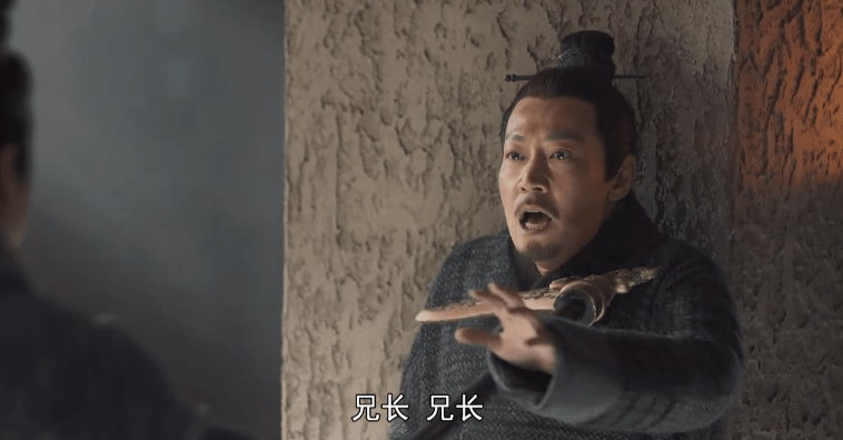 回到咸阳城内,因为太子安国君儿子众多,其长公子嬴傒(周铁 饰)怕嬴