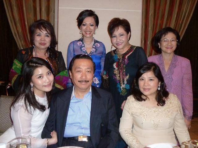 还给宾客gucci化妆包当伴手礼,花费至少上百万,最后宣布家中新成员