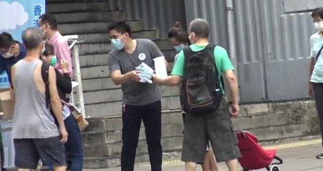 霍启刚的“人设崩了”,一家七口吃饭海鲜就一盘虾