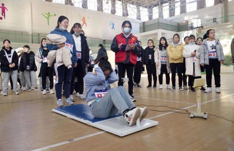 学生们在参加仰卧起坐测试