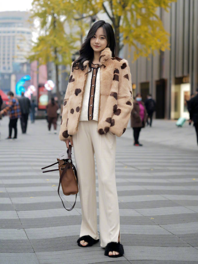 皮草大衣女搭配技巧 04cd2e2a58a54b4e9e46a1d6acc11bc8.jpeg
