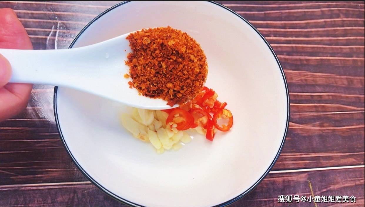 步骤3,一勺辣椒粉,不能吃辣的朋友也可以不用放或者少放