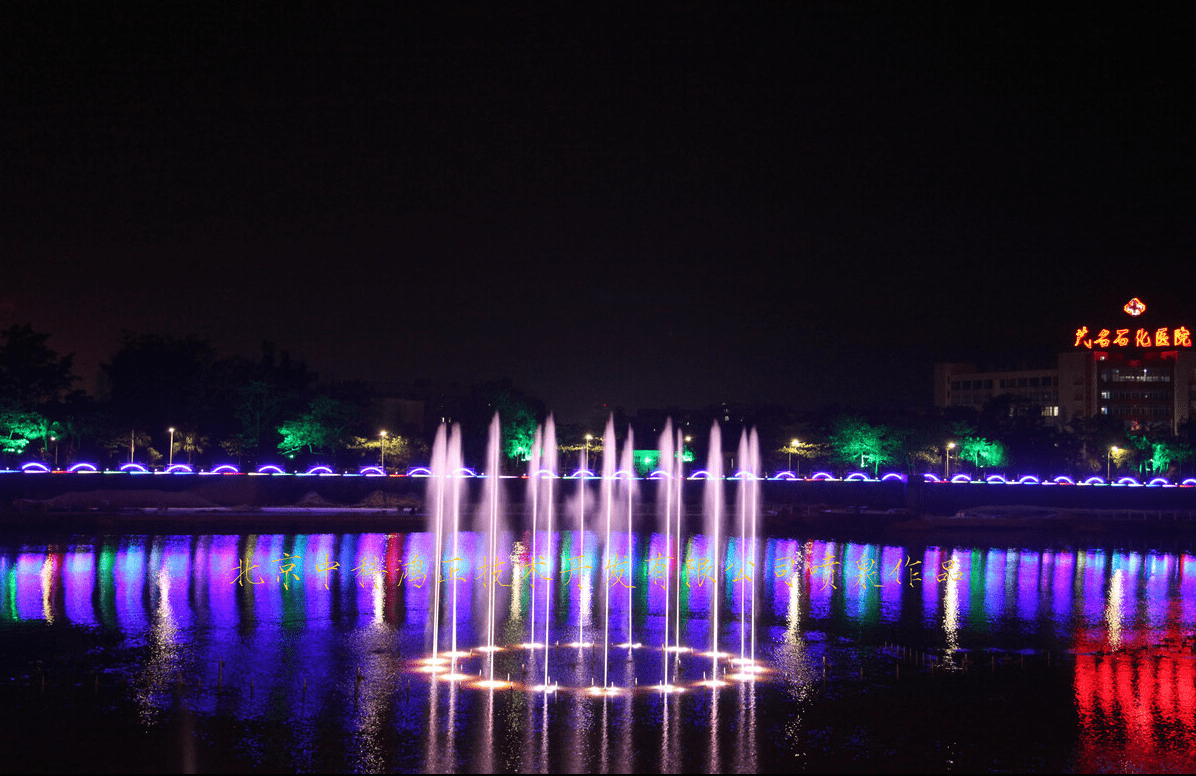 茂名的夜景哪里最美?小东江音乐喷泉惊艳眼球!震撼夜空