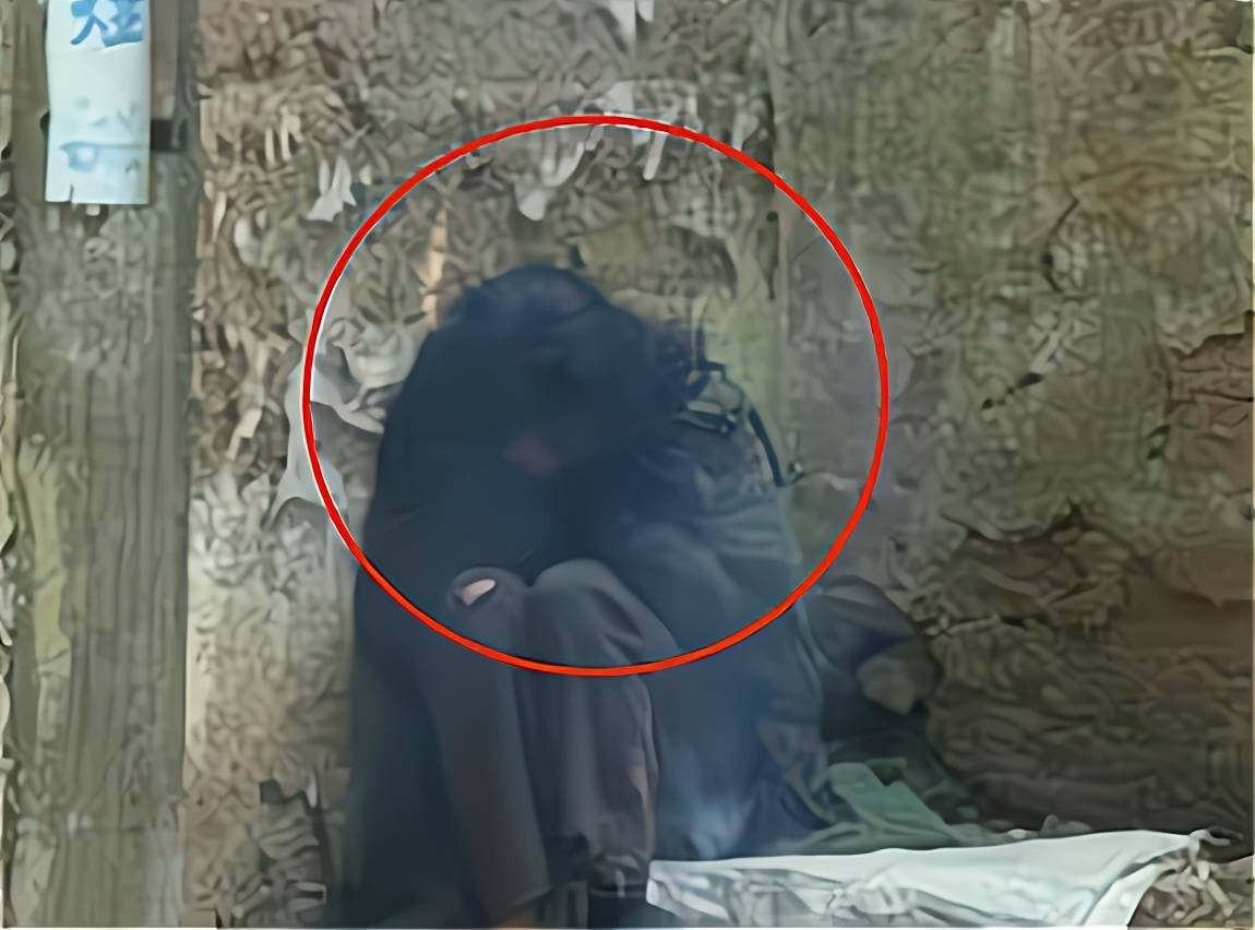 "第一懒人"杨锁,吃饭靠喂,走路靠背,父母离世后他活得