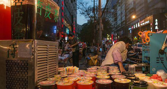 兰州正宁路夜市:羊杂汤,羊头肉,每种小吃都带着浓郁的