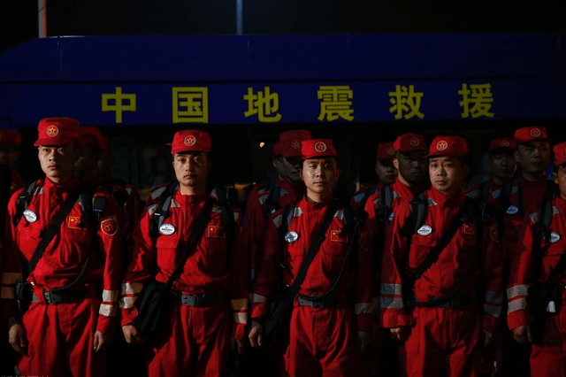 中国国际救援队与《东北人都是活雷锋之长白山行动》电影合作了