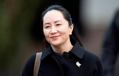孟晚舟再次优雅现身！光腿穿百褶裙配羽绒马甲比穿大衣减龄多了爱游戏平台(图11)