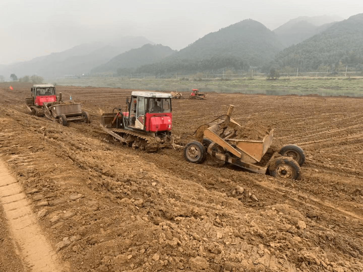 火狐电竞 竞猜 火狐电竞娱乐阳新县排市镇：20台机械齐上阵 加快推进水利补短板(图2)