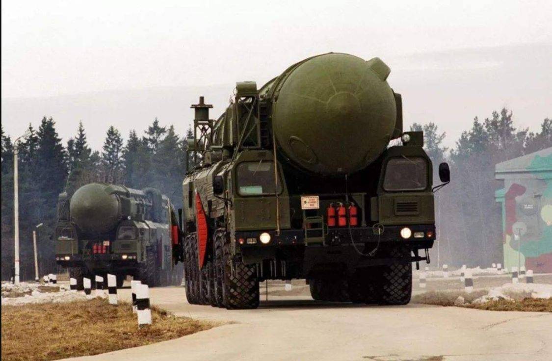 普京一声令下，陆海空齐射核导弹，俄军大秀三位一体核打击！
