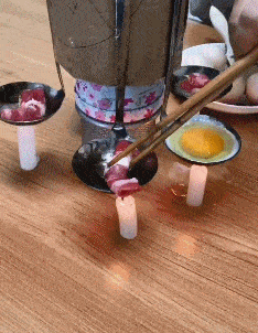 搞笑gif段子:大姐,你这花式划酒拳,看得我也是醉了!