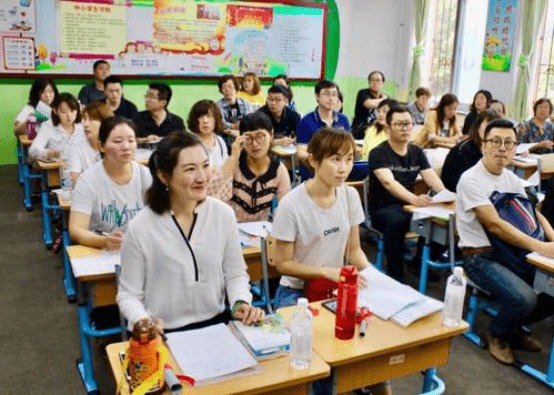 开家长会怎么穿搭学生_学生开家长会图片