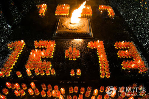原创南京烛光祭现场:近千盏白烛随风摇曳,为死难者致哀