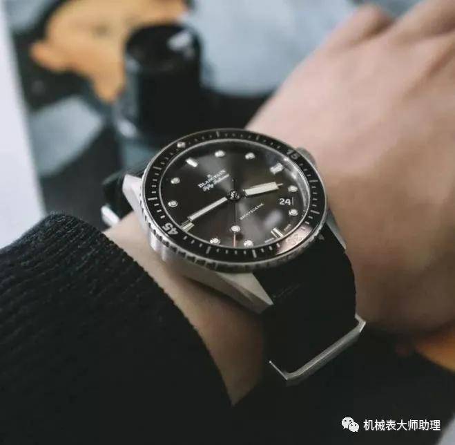 劳力士和宝珀是同级别的手表吗？