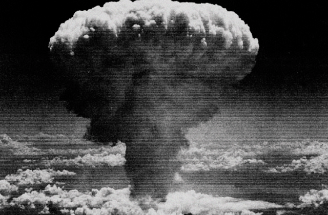 二战美军投掷原子弹爆炸才十几秒钟时间轰炸机怎么离开的