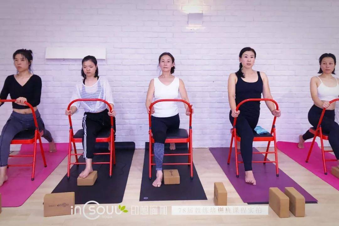 瑜伽常用辅具的使用方法,解析不同身体条件如何运用砖,椅子和抱枕等