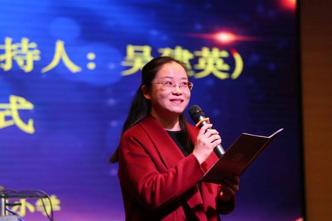 开班仪式由海门区东洲小学仁恒校区副校长,工作室副班长高姗姗主持.