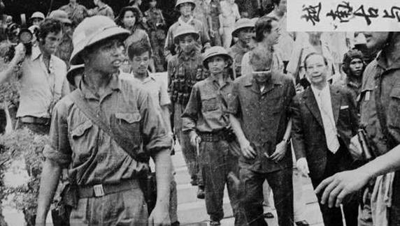 原创1975年南越灭亡瞬间历史老照片:北越坦克冲破独立宫大门活抓总统