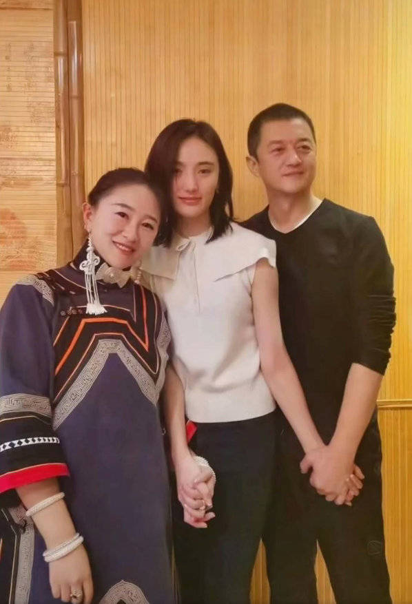 与准继母同框破不和传闻?李亚鹏带小女友逛街,身边女子酷似李嫣