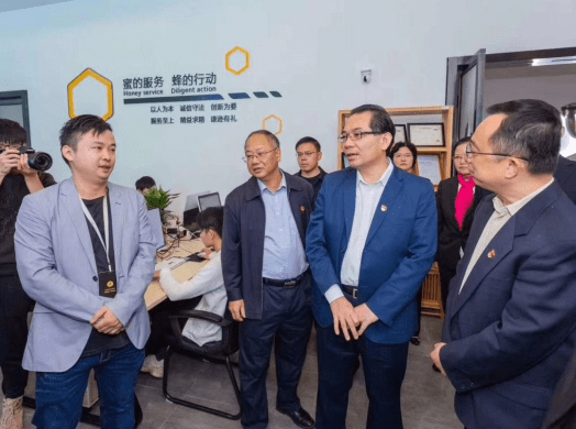 市委书记陈敏与众多省市领导一同莅临蜂派调研指导