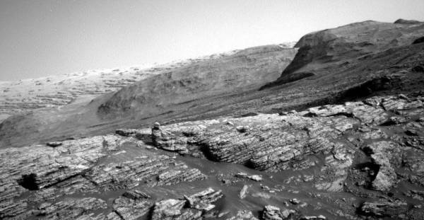 异物|在火星盖尔火山口内移动，好奇号拍到多张异物照片，它们是什么？