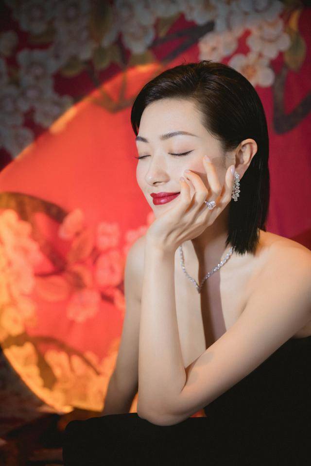原创万茜穿深v礼服走红毯,裙子开叉到大腿根,美得自信又大气