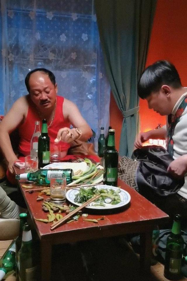 谢广坤片场喝到脸通红？粗大金项链似有2斤重，