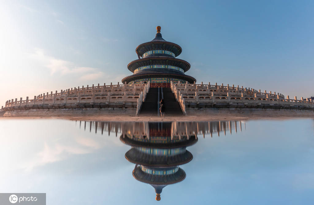 北京:碧空衬着红墙 冬日天坛公园美如画卷