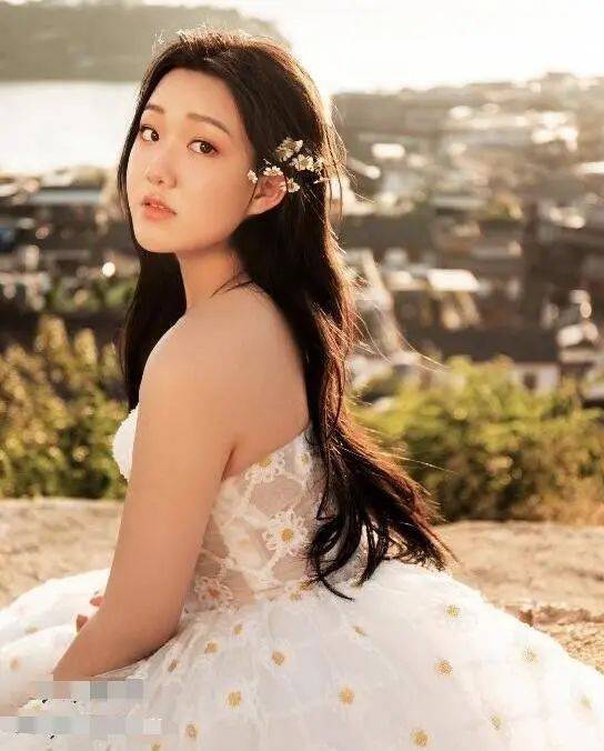 李静17岁女儿初长成,穿白色蕾丝裙甜美俏皮,同框妈妈