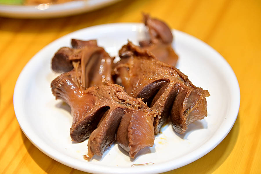 热卤鸭胗,色泽油润诱人,清亮通透,口感紧实弹牙,卤制入味,很棒的卤味.