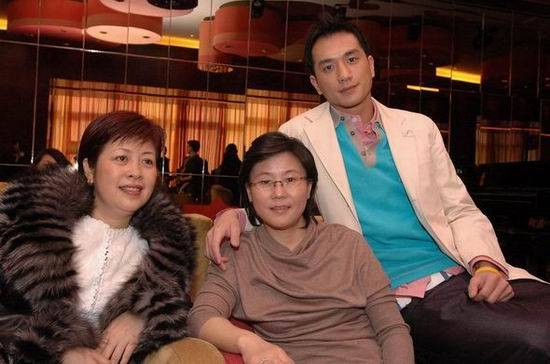 黄觉与李少红(中)和李小婉黄觉想拍完这部戏买一套电脑设备,便改口要