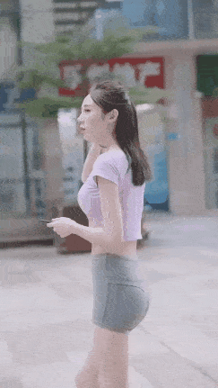 gif搞笑段子:看着妹子健身让我全身无力,还能让我好好