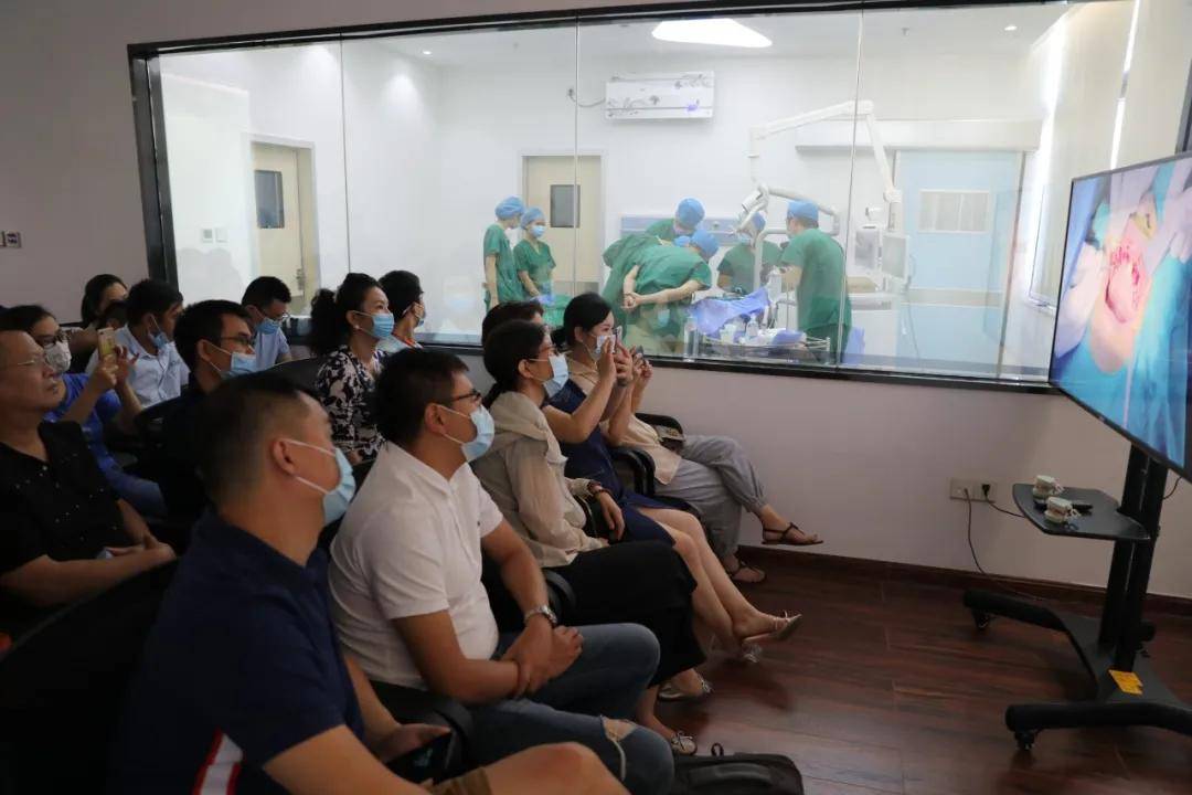 海南口腔医院三级医院开业一周年 乘风破浪正远