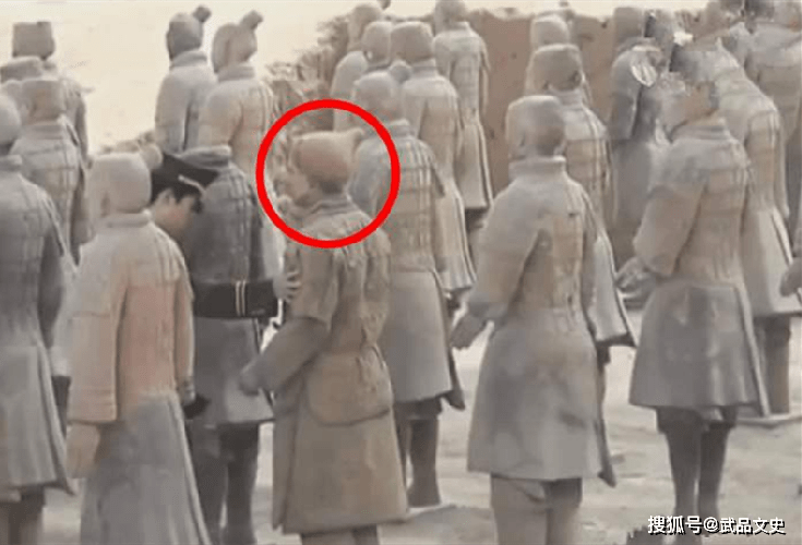女游客参观兵马俑,发现其中一个不对劲,看清后马上报了警!