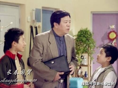《家有儿女》刘星爸爸近照曝光,满头白发显苍老,60岁仍在拍戏