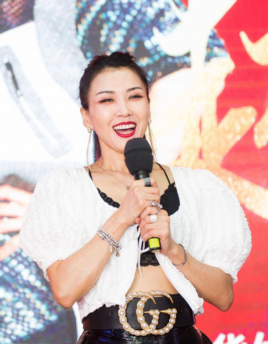 原创42岁王蓉公开商演捞金,穿超短皮裙卖力又唱又跳,身材走样严重