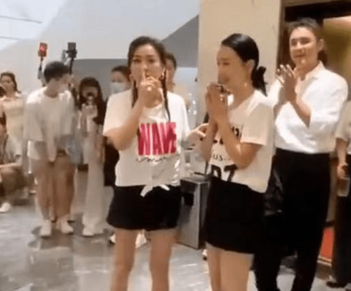 明道参加张庭公司年会照,跟女员工举止亲密,贴脸亲吻辣眼睛