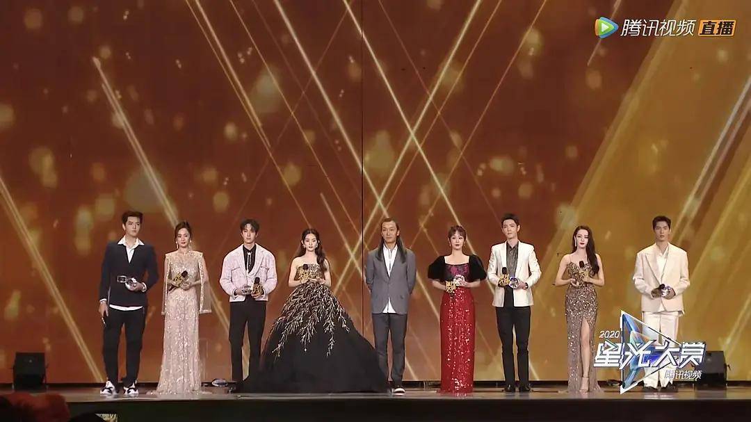 原创星光大赏站位太真实赵丽颖杨紫站中间杨幂离场时直接黑脸