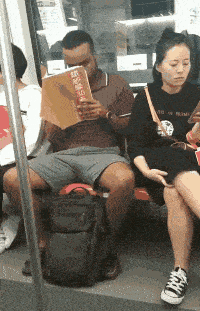 原创搞笑gif段子:编辑不嫌冰碴子渣喉咙啊!