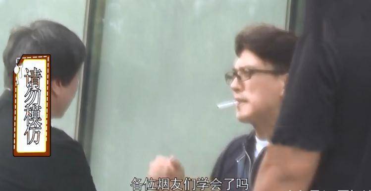 原创靳东街边吸烟被拍点烟手法娴熟网友帽子居然还能这样用