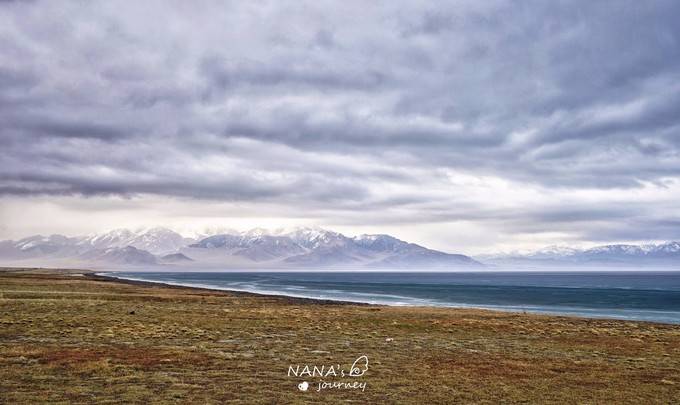 新疆的这个著名湖泊，冬日冰雪覆盖，宛如《冰雪奇缘》场景_赛里木湖