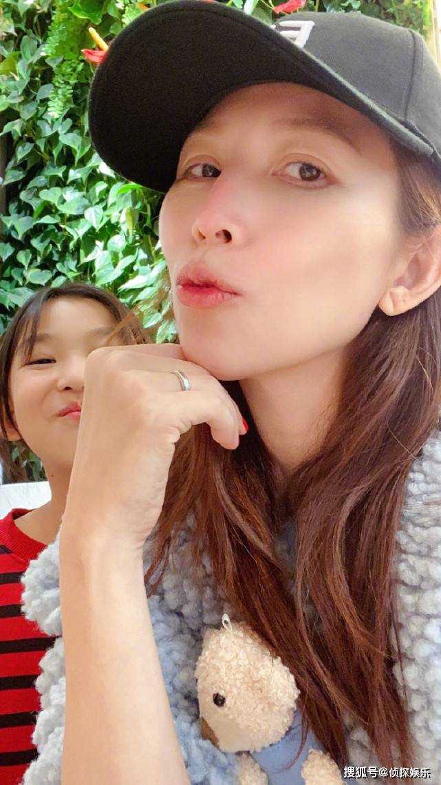 蔡少芬久违晒母女合照,47岁秀素颜难掩憔悴