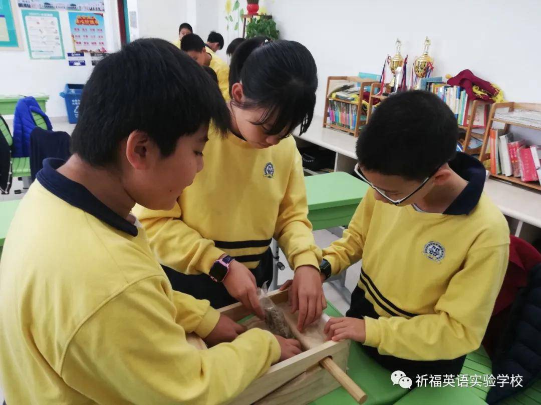 「祈福英语实验小学」手工制作艾条很有趣,中医药文化