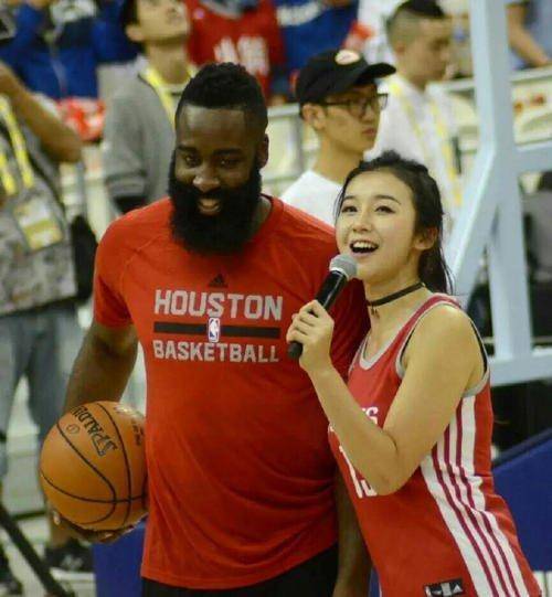 原创nba美女主播张曼源宅家无聊晒男友视角照穿浴袍走性感路线