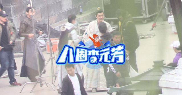 冯绍峰片场抽烟惹争议,翘二郎腿与工作人员谈笑风生