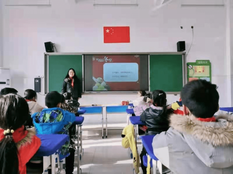 鸭脖娱乐网_
展开以“情暖冬至”为主题的班队会运动